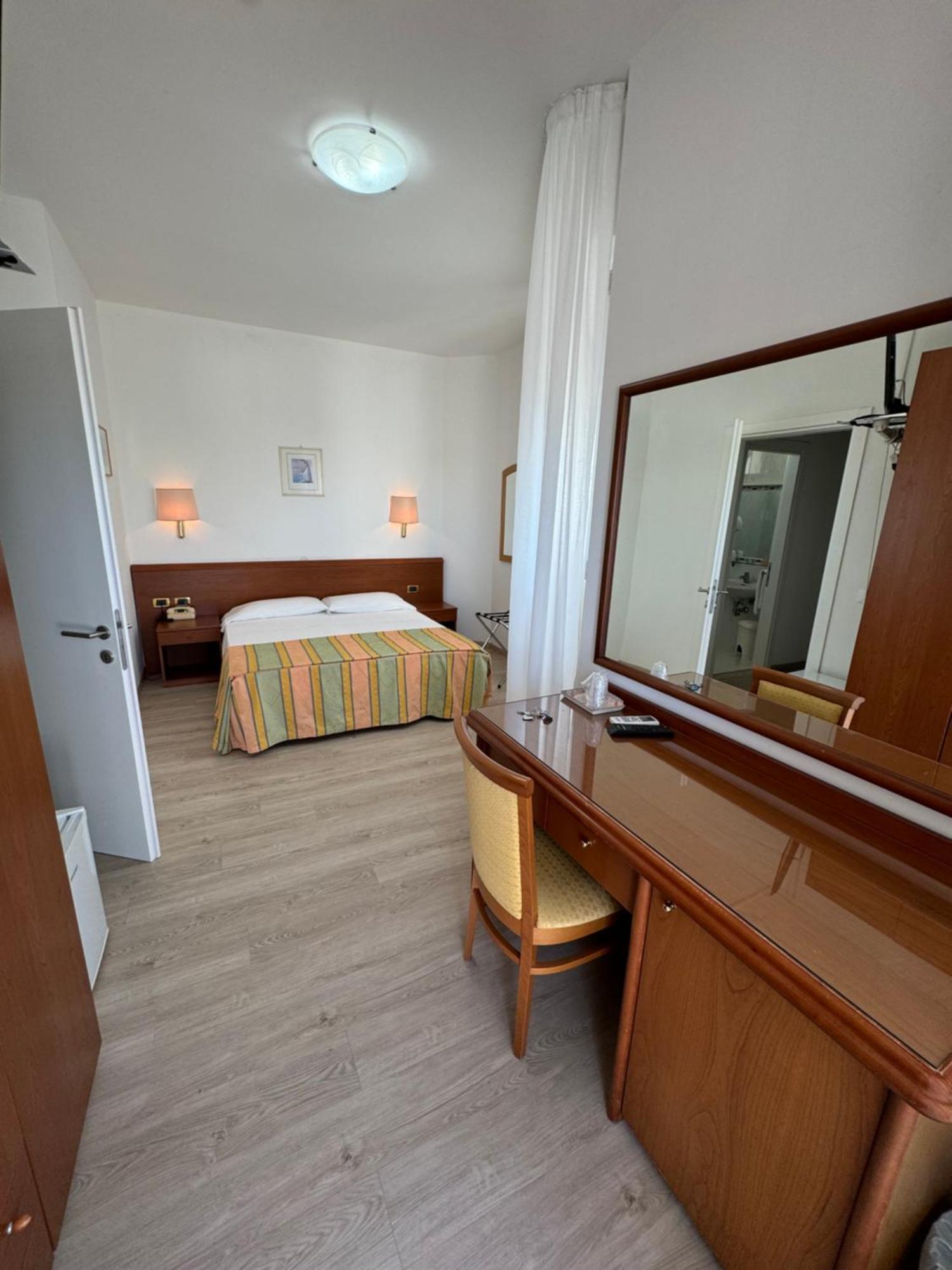 Hotel San Francisco Lignano Sabbiadoro Exterior foto